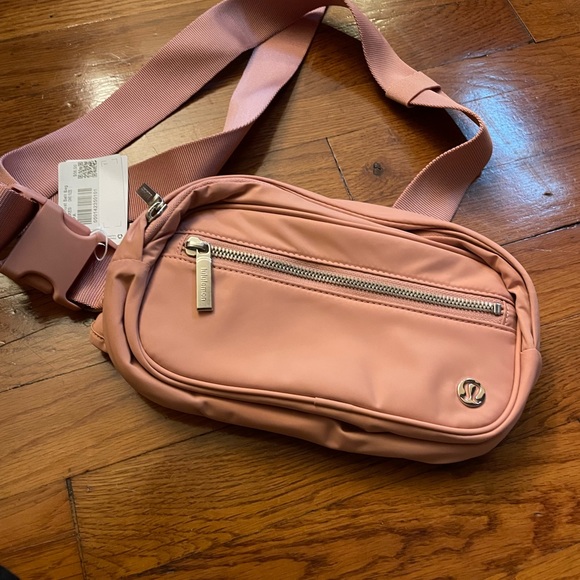 Light pink lululemon wanderlust belt bag NWT - Picture 2 of 2